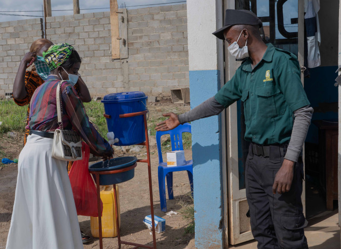Controlli all'ingresso di un ospedale di Bunia, in Congo (AP)