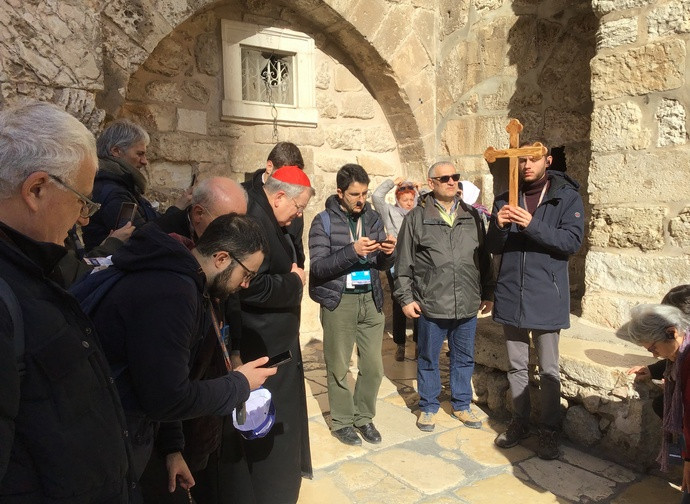 Il cardinale Burke durante la Via Crucis a Gerusalemme