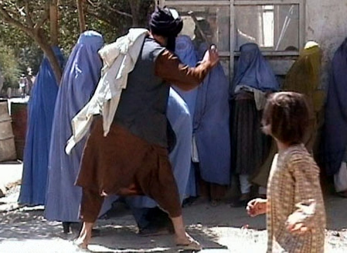 Donne in burqa picchiate in pubblico