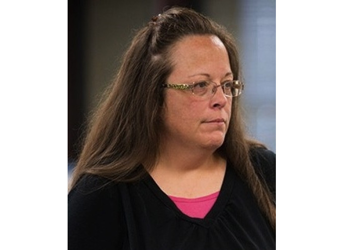 Kim Davis, cancelliera della Contea rurale di Rowan, Kentucky, che è finita in galera per non aver firmato le licenze di matrimonio a coppie gay Kim Davis, cancelliera della Contea rurale di Rowan, Kentucky, che è finita in galera per non aver firmato le licenze di matrimonio a coppie gay