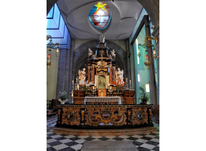 L'altare del santuario di Re, in Val Vigezzo L'altare del santuario di Re, in Val Vigezzo