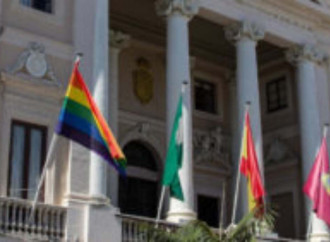 Via la bandiera LGBT dal municipio di Cadice