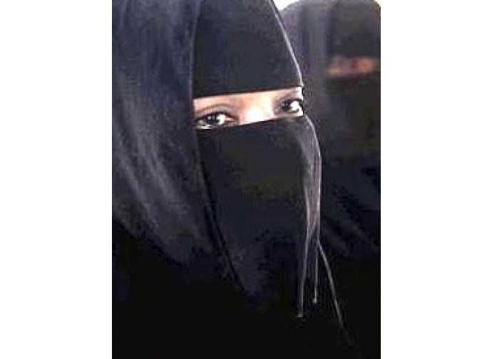 Donna islamica con il velo Donna islamica con il velo