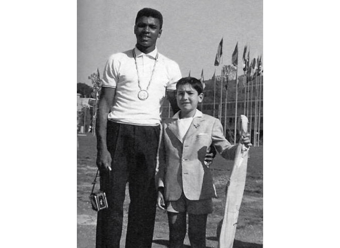 Cassius Clay con Rino Cammilleri, allora bambino di 9 anni