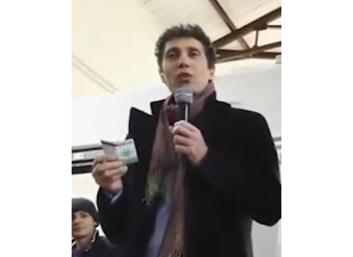 Riccardo Magi illustra agli studenti la cannabis card