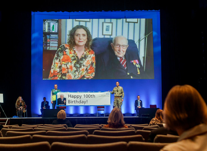 Captain Tom Moore e sua figlia Hannah inaugurano in videoconferenza il Nightingale Hospital in Yorkshire Captain Tom Moore e sua figlia Hannah inaugurano in videoconferenza il Nightingale Hospital in Yorkshire