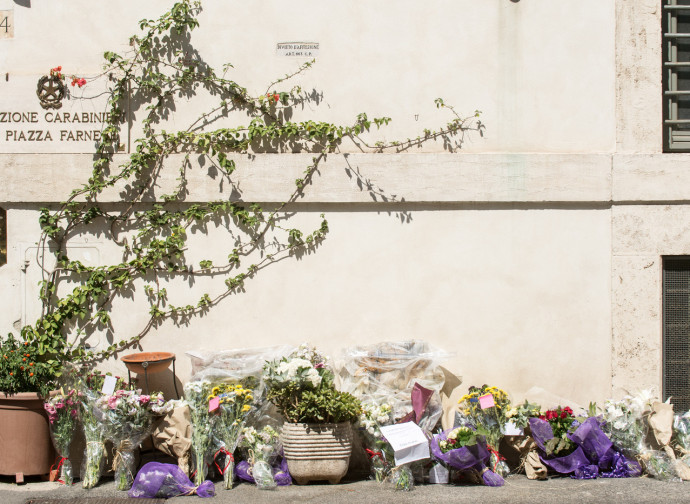 Fiori alla stazione dei Carabinieri di Roma, dopo l'uccisione di Rega