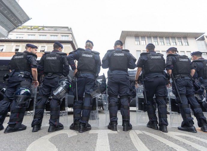 Carabinieri proteggono il Teatro Franco Parenti (La Presse) Carabinieri proteggono il Teatro Franco Parenti (La Presse)