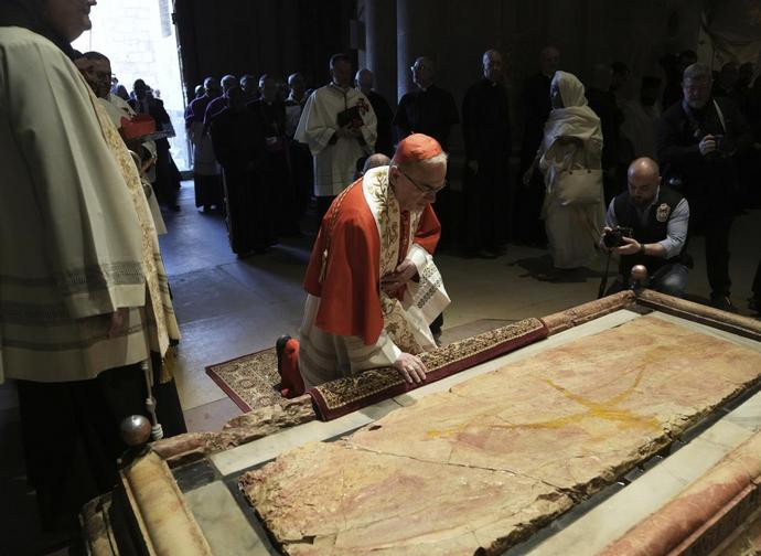Il card. Pizzaballa presso la Pietra dell'Unzione, Giovedì Santo 2025 (foto Ap via LaPresse) Il card. Pizzaballa presso la Pietra dell'Unzione, Giovedì Santo 2025 (foto Ap via LaPresse)