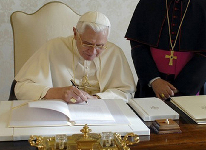 Benedetto XVI firma la Caritas in veritate