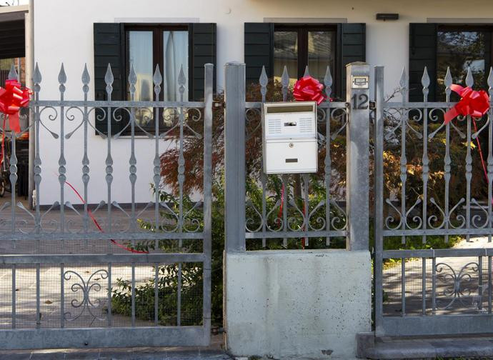 La casa dei Cecchettin, con i fiocchi in ricordo di Giulia