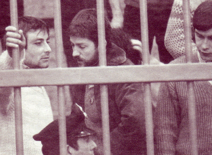 Cesare Battisti (a sinistra) nel carcere di Frosinone, nel 1981 Cesare Battisti (a sinistra) nel carcere di Frosinone, nel 1981