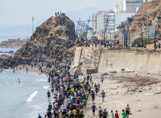 Ceuta invasa da migliaia di emigranti. La Spagna è il ventre molle europeo