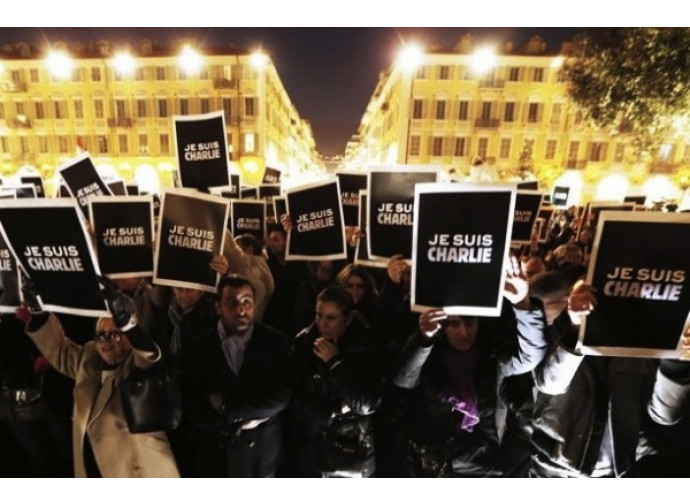 Manifestazione a Parigi dopo la strage