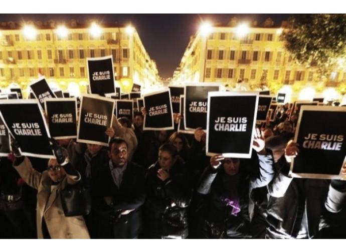Manifestazione a Parigi dopo la strage Manifestazione a Parigi dopo la strage