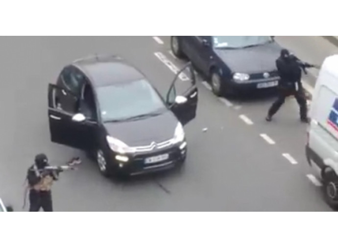 Parigi, due terroristi in azione