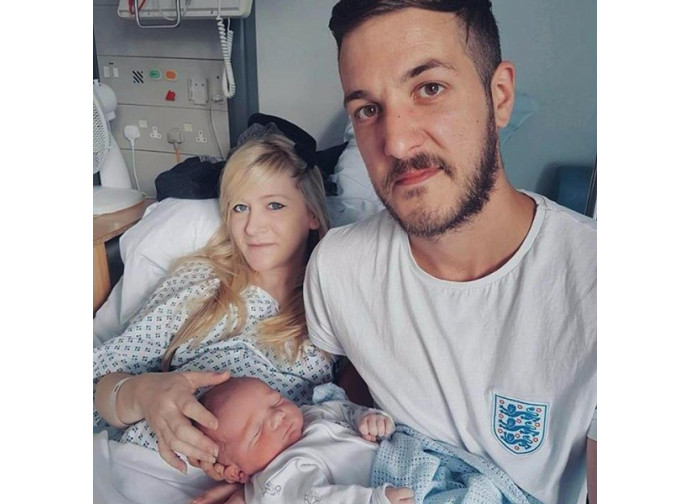 Charlie Gard con i genitori Charlie Gard con i genitori