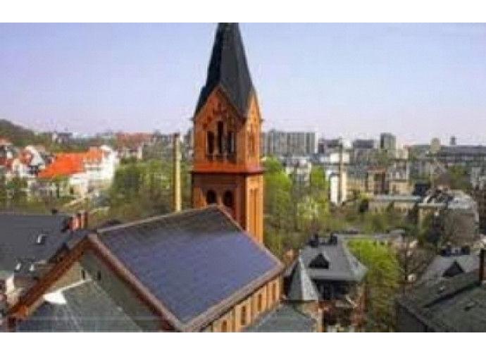Chiesa con pannelli fotovoltaici sul tetto Chiesa con pannelli fotovoltaici sul tetto