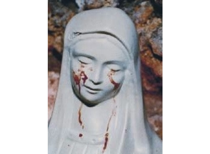 La statua della Madonna di Civitavecchia che lacrima sangue La statua della Madonna di Civitavecchia che lacrima sangue
