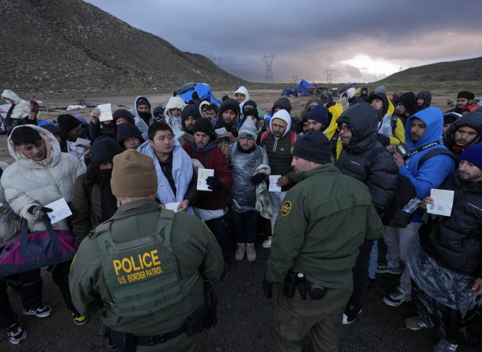 Immigrati fermati dalla polizia americana (La Presse) Immigrati fermati dalla polizia americana (La Presse)