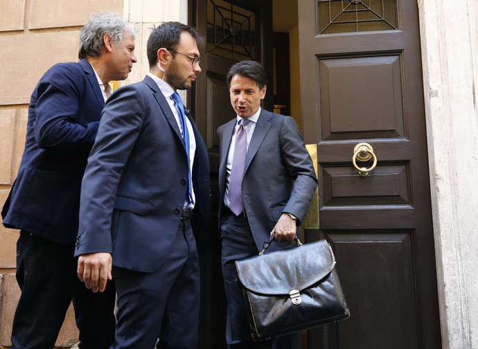 Il presidente del Consiglio Conte esce di casa