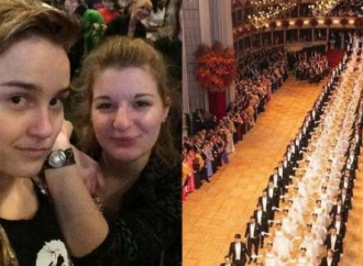Coppia di donne al Gran ballo delle debuttanti