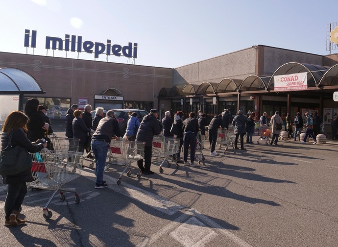 Coda davanti al supermercato