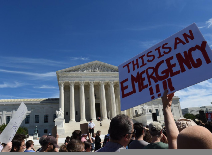 La protesta di fronte alla Corte Suprema