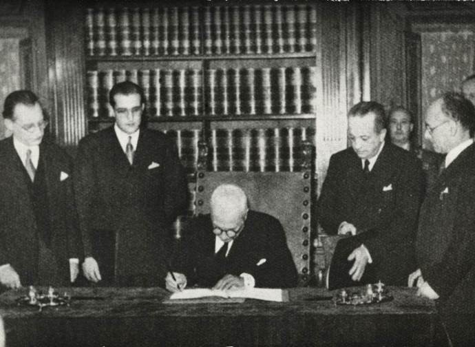 La firma della Costituzione italiana La firma della Costituzione italiana