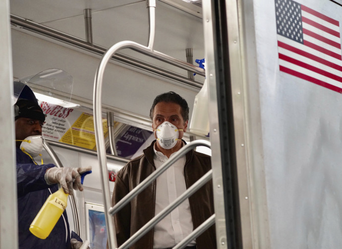 Andrew Cuomo ispeziona la metropolitana di New York Andrew Cuomo ispeziona la metropolitana di New York