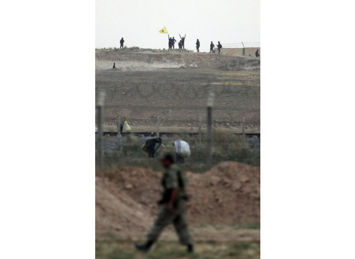 Curdi dell'YPG al confine con la Turchia