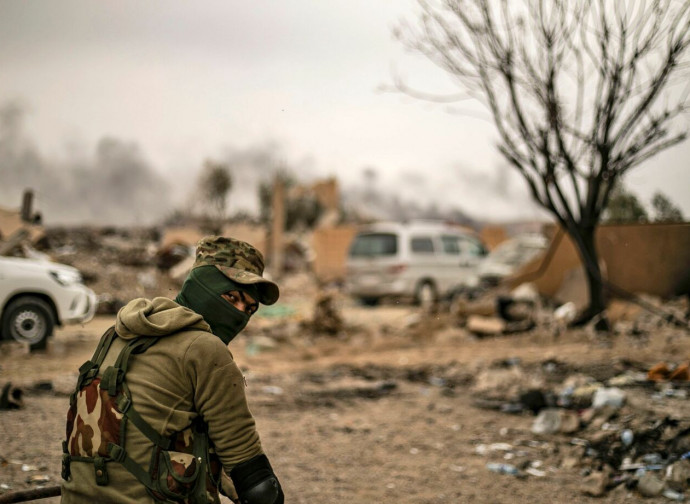 Miliziano delle Forze Democratiche Siriane a Baghouz nell'Est della Siria Miliziano delle Forze Democratiche Siriane a Baghouz nell'Est della Siria