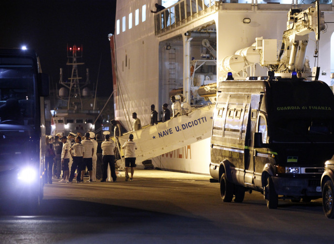 Sbarco di immigrati dalla Diciotti Sbarco di immigrati dalla Diciotti
