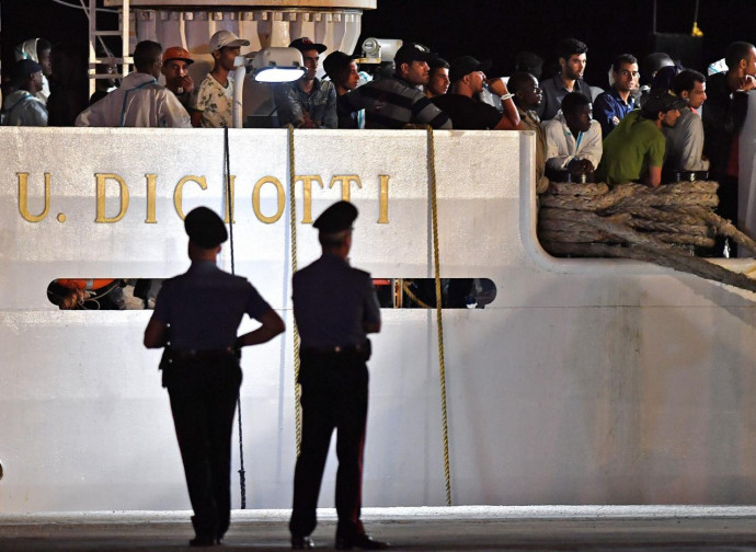 Immigrati a bordo del Diciotti (della Guardia Costiera) Immigrati a bordo del Diciotti (della Guardia Costiera)