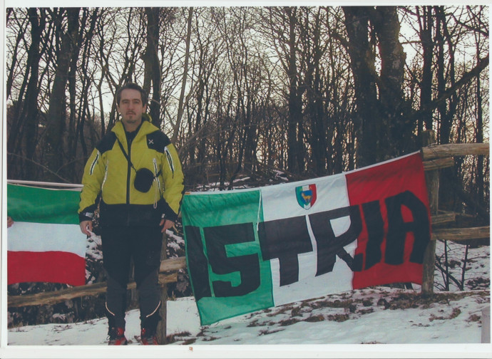 Marco davanti all'imboccatura della foiba di Tarnova in Slovenia