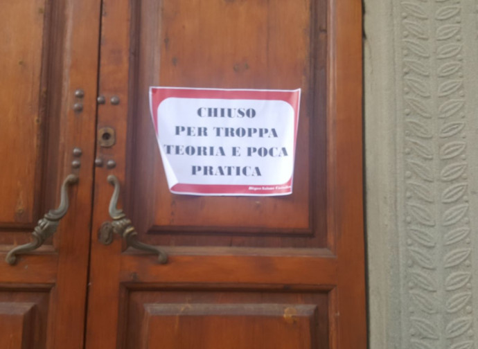 Uno dei cartelli ironici appesi fuori da una chiesa a Bagni di Lucca Uno dei cartelli ironici appesi fuori da una chiesa a Bagni di Lucca