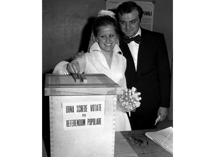 13 maggio 1974: una coppia di sposi vota per il referendum sul divorzio 13 maggio 1974: una coppia di sposi vota per il referendum sul divorzio