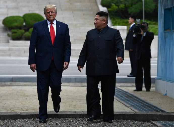 Donald Trump e Kim Jong-un passano assieme il confine fra Sud e Nord Corea Donald Trump e Kim Jong-un passano assieme il confine fra Sud e Nord Corea