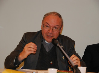Don Gabriele, il prete che da solo sfida il titano aborto