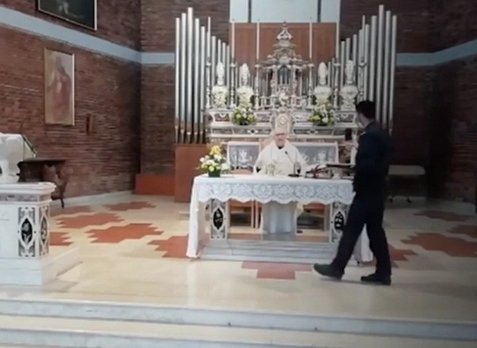 Don Lino Viola davanti al carabiniere Don Lino Viola davanti al carabiniere