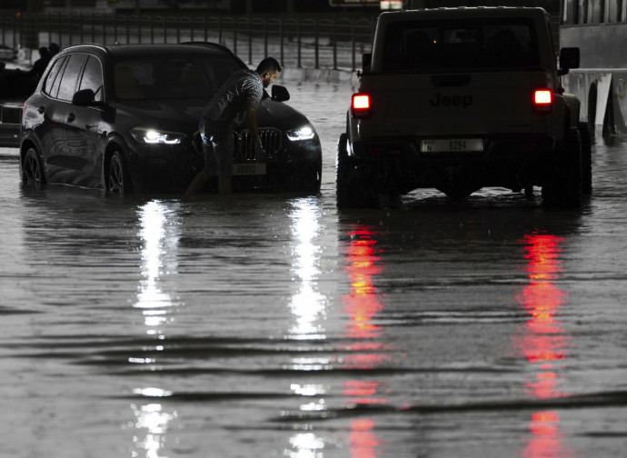 Tempesta a Dubai, strade allagate