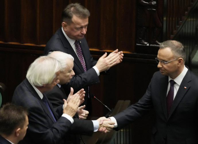 Il presidente polacco Duda (a destra) in parlamento (La Presse) Il presidente polacco Duda (a destra) in parlamento (La Presse)