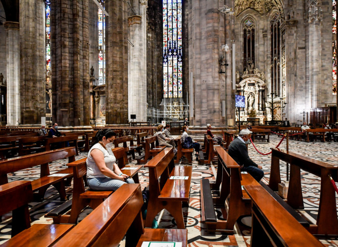 Distanziamento sociale nel Duomo di Milano