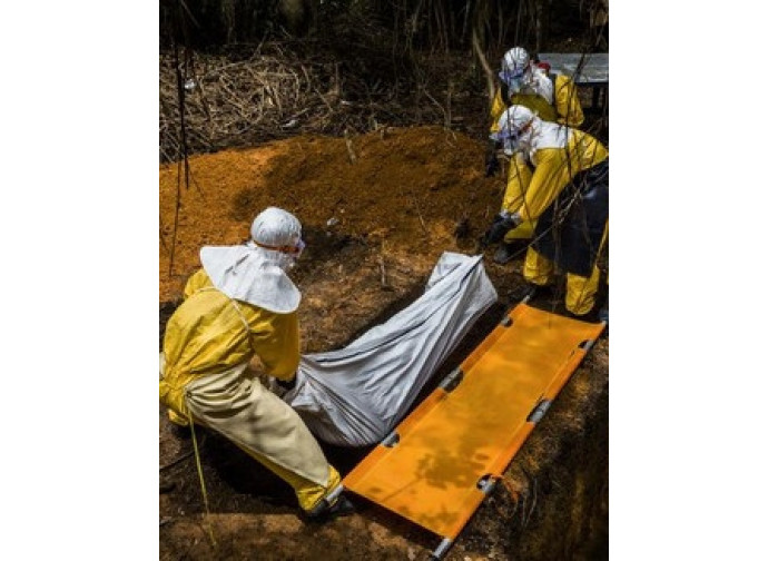 Ebola, si seppelliscono le vittime