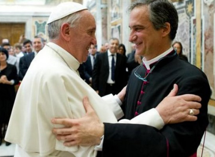 Papa Francesco con mons. Viganò