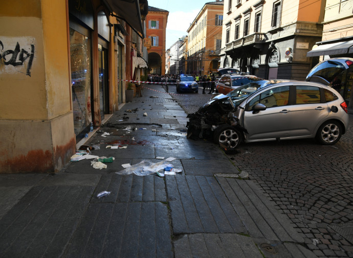 L'auto di El Koudri dopo la sua folle corsa a Modena (La Presse)