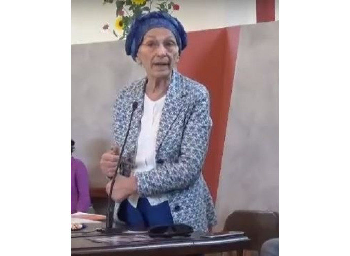 Emma  parla in chiesa