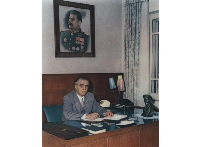 Enver Hoxha (sotto il ritratto di Stalin)