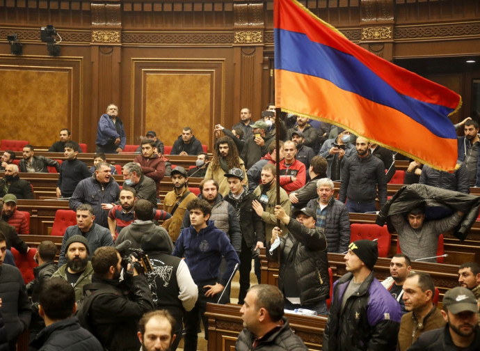 Manifestanti pro-Astrakh irrompono nel parlamento di Erevan