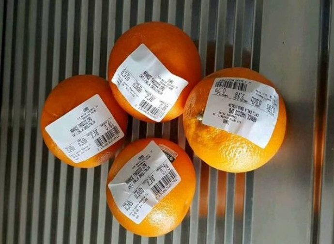 Etichette sulle arance, un modo per aggirare il prezzo del sacchetto (da pagina Facebook)